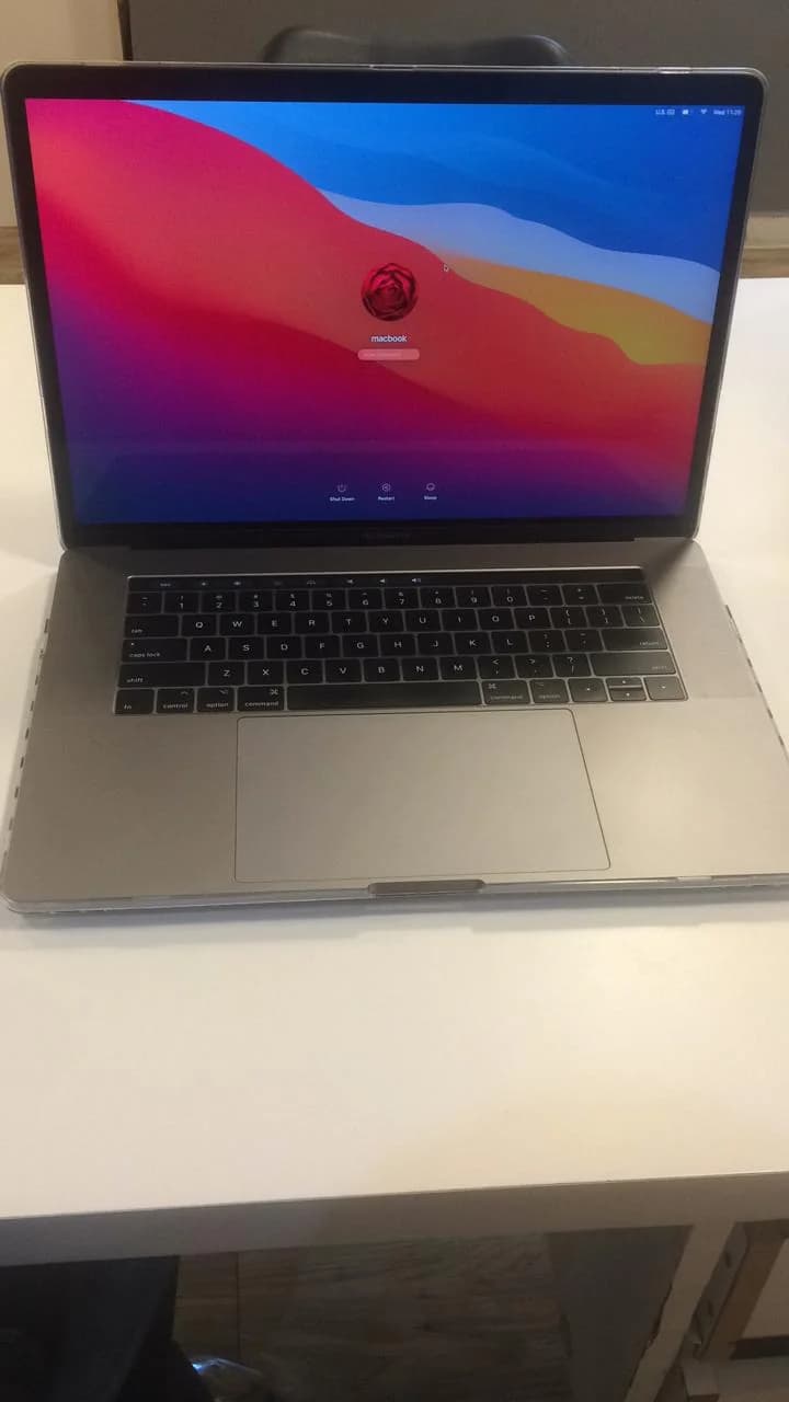MacBook Pro 15” Touch Bar Core i7 2.8Ghz 16GB SSD 256GB 2017