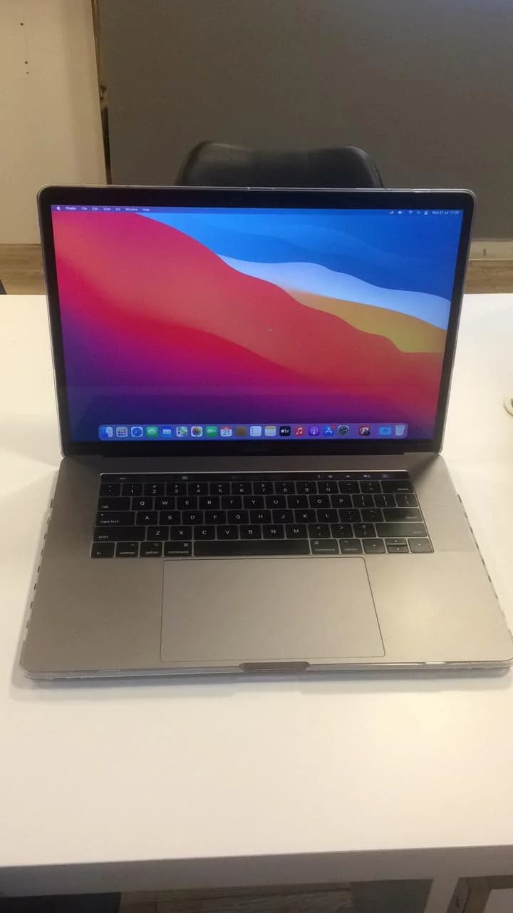MacBook Pro 15” Touch Bar Core i7 2.8Ghz 16GB SSD 512GB 2017