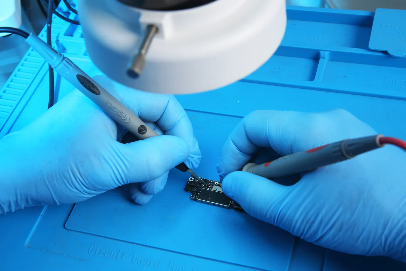 Microssoldagem em componente de iPhone
