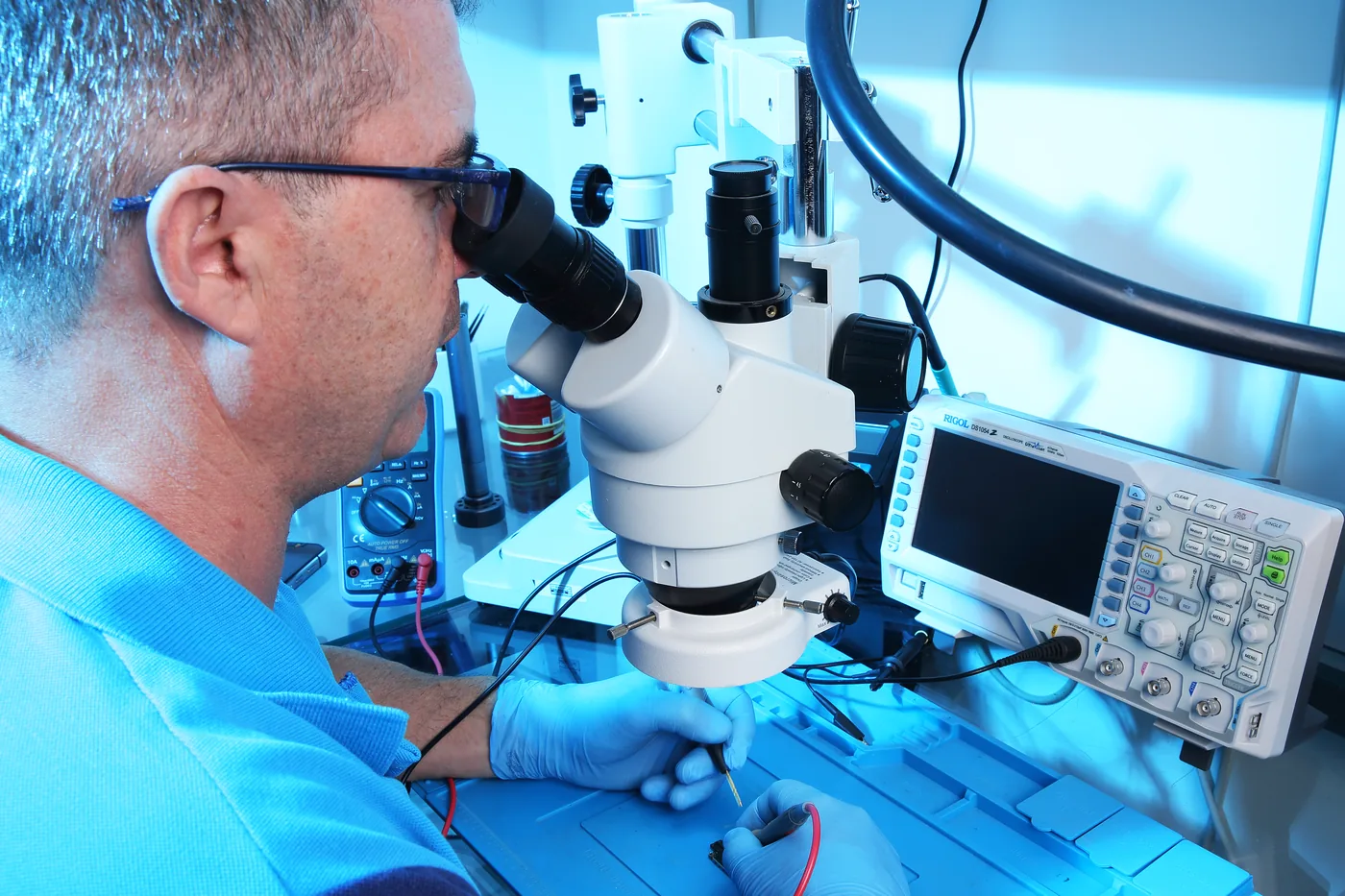 Técnico analisando placa no microscópio