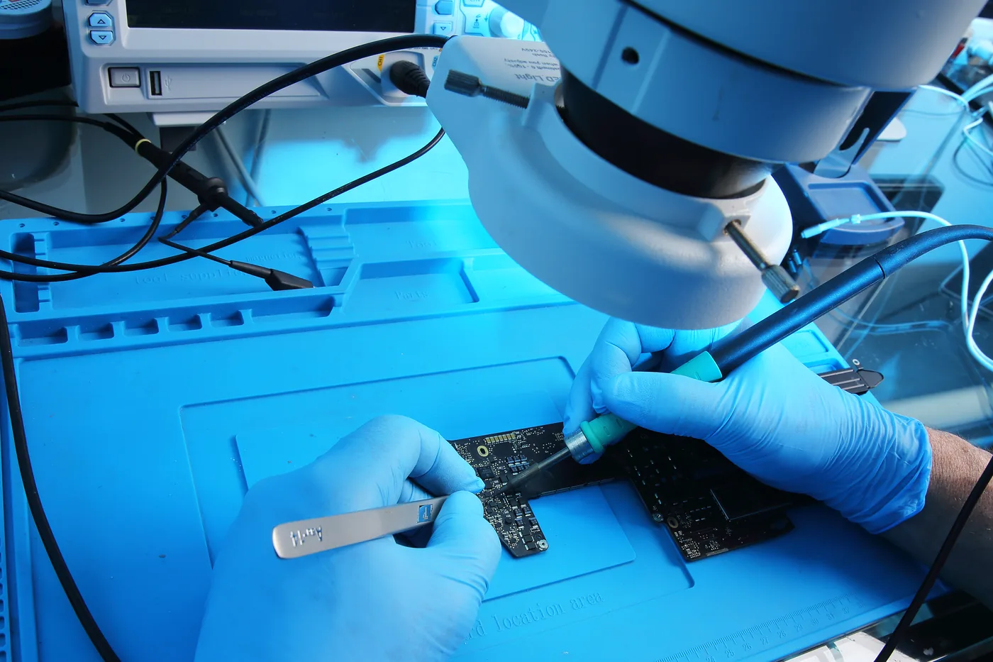 Reparo em placa lógica com microscópio